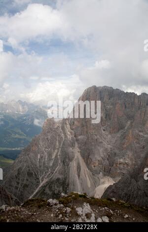 Der Gipfel der Langkofel vom Gipfel des Plattkofel die Geisler Gruppe im Hintergrund Wolkenstein Gröden Dolomiten Italien Stockfoto