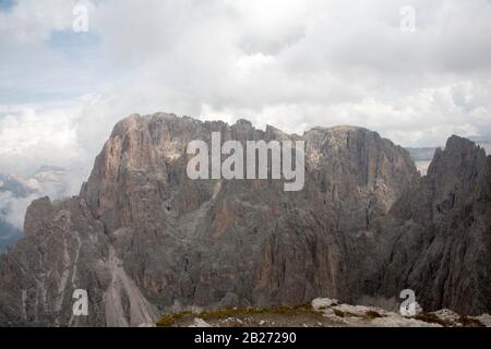 Der Gipfel der Langkofel vom Gipfel des Plattkofel die Geisler Gruppe im Hintergrund Wolkenstein Gröden Dolomiten Italien Stockfoto