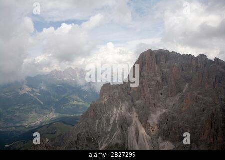 Der Gipfel der Langkofel vom Gipfel des Plattkofel die Geisler Gruppe im Hintergrund Wolkenstein Gröden Dolomiten Italien Stockfoto