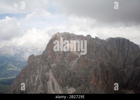 Der Gipfel der Langkofel vom Gipfel des Plattkofel die Geisler Gruppe im Hintergrund Wolkenstein Gröden Dolomiten Italien Stockfoto