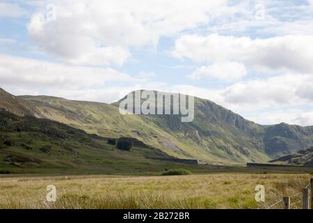 Blick in Richtung Pen Llithrig-y-Wrach vom Weg zum Llyn Eigiau Reservoir unterhalb von Carnedd Llewelyn oberhalb des Conwy Valley Snowdonia North Wales Stockfoto