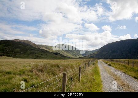 Blick in Richtung Pen Llithrig-y-Wrach vom Weg zum Llyn Eigiau Reservoir unterhalb von Carnedd Llewelyn oberhalb des Conwy Valley Snowdonia North Wales Stockfoto