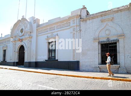 Reisende, die vor den weißen Sillar Stone Vintage Gebäuden der Altstadt von Arequipa, Peru, stehen Stockfoto