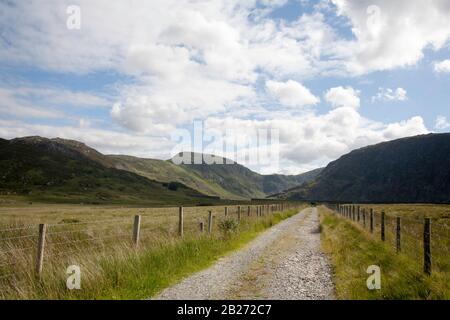 Blick in Richtung Pen Llithrig-y-Wrach vom Weg zum Llyn Eigiau Reservoir unterhalb von Carnedd Llewelyn oberhalb des Conwy Valley Snowdonia North Wales Stockfoto