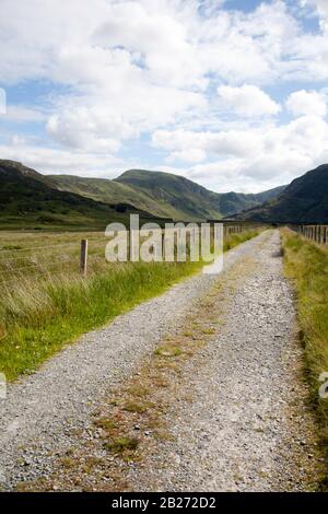 Blick in Richtung Pen Llithrig-y-Wrach vom Weg zum Llyn Eigiau Reservoir unterhalb von Carnedd Llewelyn oberhalb des Conwy Valley Snowdonia North Wales Stockfoto