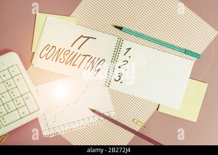 Konzeptionelles Handschreiben mit IT Consulting. Concept Meaning Konzentriert sich darauf, Unternehmen bei der Verwaltung ihrer IT-Schreibgeräte und -Rechner zu beraten Stockfoto