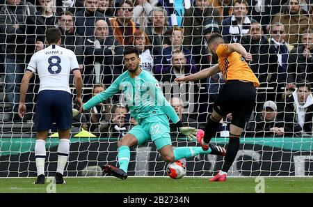 Matt Doherty von Wolverhampton Wanderers erzielt beim Premier-League-Spiel im Tottenham Hotspur Stadium, London, das erste Tor seiner Seite. Stockfoto