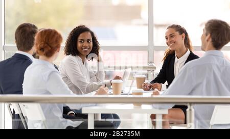 Junge, lächelnde Frauen im Sitzungssaal. Stockfoto