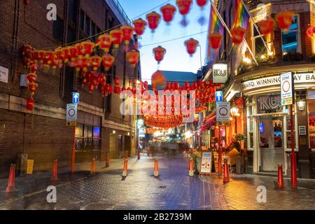 Lisle Street und Newport Street nachts in London China Town, Großbritannien Stockfoto