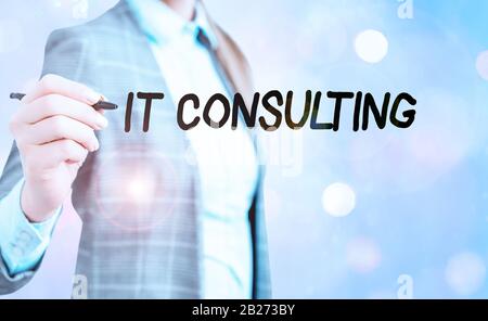 Konzeptionelles Handschreiben mit IT Consulting. Concept Meaning Konzentriert sich darauf, Unternehmen bei der Verwaltung ihrer IT zu beraten Stockfoto