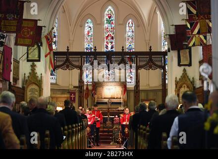 Soldaten des 1st Battalion Welsh Guards feiern den St. David's Day in einem Gottesdienst in der Holy Trinity Garrison Church in Windsor. Stockfoto