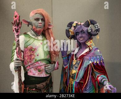 London, Großbritannien. 1. März 2020. Die Rückkehr des London Comic Con Spring - 29. Februar bis 1. März 2020 nach London Olympia bringt Stars of Film & TV, Cosplayer und Fans von Comics sowie eine ganze Reihe von lustigen Aktivitäten und Hunderte von Verkaufsständen voller Waren zum Durchstöbern. Die Comic Zone, Ein riesiges Wunderland, in dem Besucher die unzähligen Welten sequentieller Kunst Erkunden Können, Von Superhelden bis hin zu hochmodernen lizenzierten Titeln, darunter Star Wars, Star Trek, Buffy The Vampire Slayer, Game of Thrones und Transformers, war für jeden etwas dabei. Paul Quezada-Neiman/Alamy Live News Stockfoto