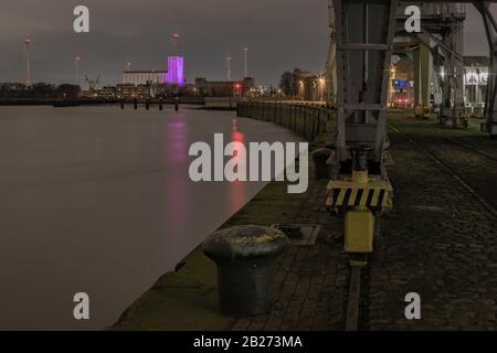 Antwerpen, Belgien - 5. Februar 2020: Blick auf die Schelde in der Nähe der Waagnatie Silos im alten Hafen. Rijnkaai. Stockfoto