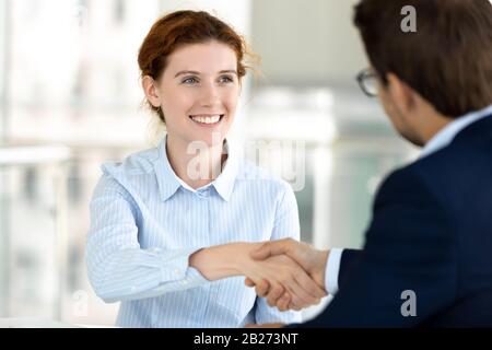 Nahaufnahme lächelnde attraktive Frau, die bei der Besprechung mit dem Chef hangt. Stockfoto