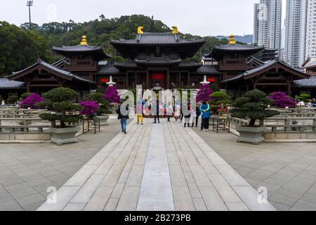 Hongkong - 18. Januar 2020: Chi Lin Nunnery Main Hall, Diamond Hill, Kowloon, Long Shot, Eye Level View Stockfoto