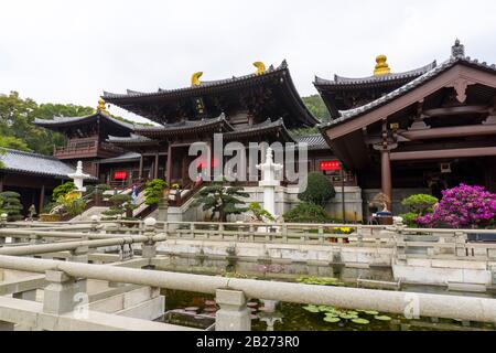 Hongkong - 18. Januar 2020: Seitenansicht von Chi Lin Nunnery und Lotus Pond, Diamond Hill, Kowloon, Mittelaufnahme, Low Angle View Stockfoto