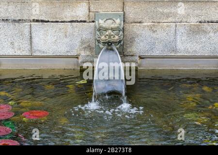 Wasserauslass, Wasserfall Mit chinesischer Kreatur in einem Traditionellen chinesischen Gartenteich, Mittlerer Schuss, Blick Auf Augenhöhe Stockfoto