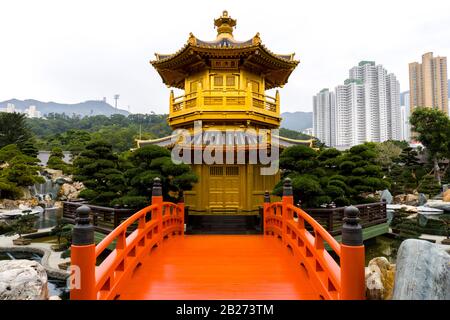 Hongkong - Januar 2020: Pavillon absoluter Perfektion, achteckiger Pavillon im Nan Lian Garden, Diamond Hill, Kowloon, Mittlerer Schuss, Augenhöhe Stockfoto