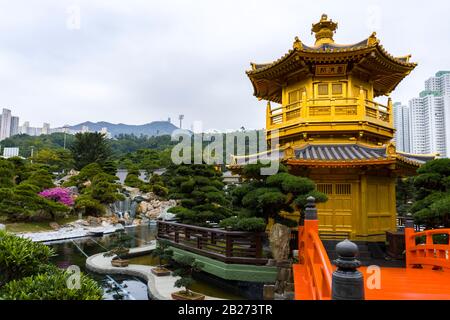 Hongkong - Januar 2020: Pavillon absoluter Perfektion, achteckiger Pavillon im Nan Lian Garden, Diamond Hill, Kowloon, Mittlerer Schuss, Augenhöhe Stockfoto