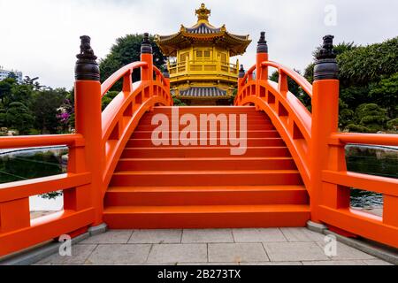 Hongkong - Januar 2020: Pavillon absoluter Perfektion, achteckiger Pavillon im Nan Lian Garden, Diamond Hill, Kowloon, Mittlerer Schuss, Augenhöhe Stockfoto