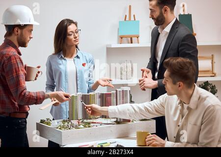 Team hat bei der Besprechung ein Missverständnis. Nahaufnahme, Kollegen haben einen anderen Punkt zum Problem Stockfoto