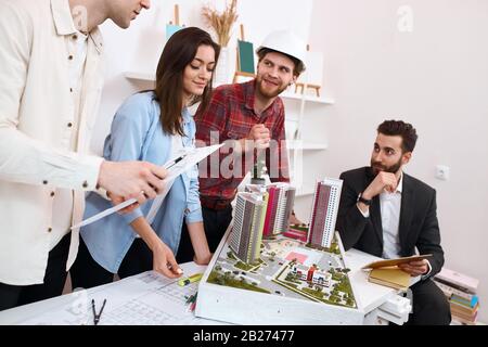 Architekt hat eine großartige Idee, den Stadtteil zu entwickeln, Erfolg beim Bau, Wiederaufbau, glückliches Team freut sich über den erfolgreichen Abschluss Stockfoto