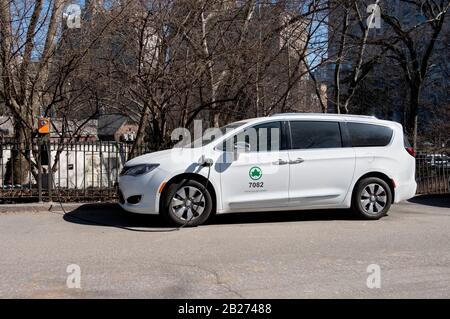 Ein Elektroauto des New York City Parks Department, das im Central Park, direkt westlich des Zoos, geparkt und aufgeladen wird. In Manhattan, New York City. Stockfoto