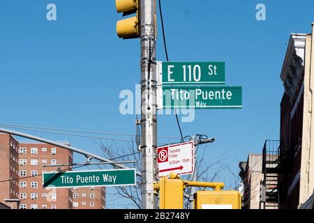 Ein Straßenschild für TITO PUENTE WAY, das den verstorbenen Latin Jazz Performer und Bandleader ehrt. An der 3rd Ave. &!00th Street im spanischen Harlem, Manhattan, NYC. Stockfoto