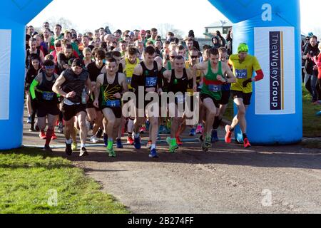 Läufer, die den Warwick Half Marathon, Warwickshire, Großbritannien, starten Stockfoto