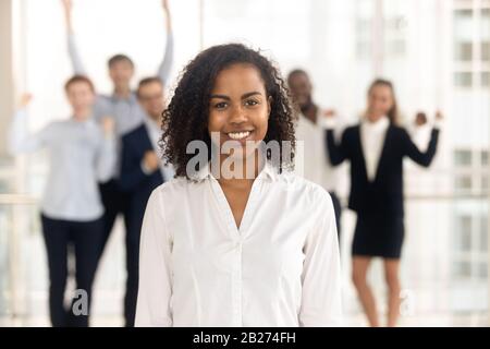 Nahaufnahme Porträt lächelnde schwarze Geschäftsfrau im Büro. Stockfoto