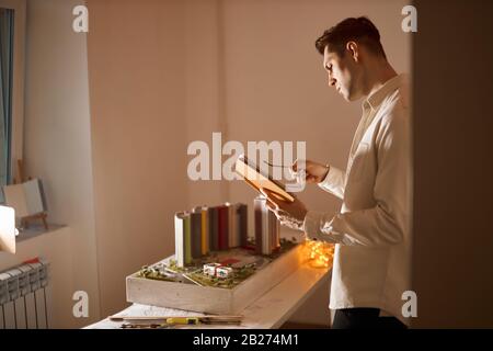 Junger gutaussehender Mann, der architektonische Fähigkeiten erlernt. Nahansicht Foto. Freier Lancer. Bildung Stockfoto