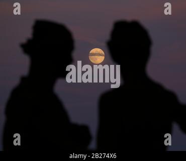 Vollmond in einem violetten Himmel. Stockfoto