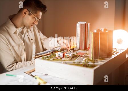 Junger professioneller Architekt in Brillen gestaltet Landschaft rund um Gebäude im Lichtraum.Nahaufnahme Seitenansicht Foto Stockfoto
