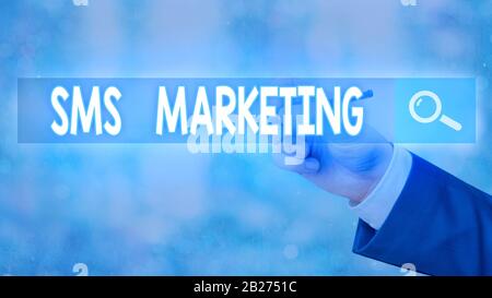 Konzeptionelles Handschreiben mit SMS Marketing. Konzept bedeutet Effektive Technologie zur Einladung von Kunden und Kundenbindung Stockfoto