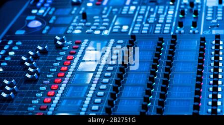 Equipment Deck und Mixer mit Vinyl-Schallplatte auf Party. Stockfoto