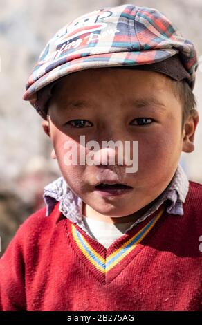 Porträt des jungen Kindes aus dem Dorf Mane, Spiti Valley, Himachal Pradesh. Stockfoto