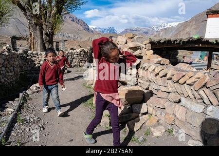 Porträt der kleinen Kinder aus Mane Village, Spiti Valley, Himachal Pradesh. Stockfoto