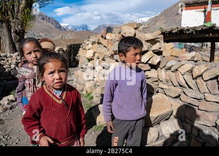 Porträt der kleinen Kinder aus Mane Village, Spiti Valley, Himachal Pradesh. Stockfoto