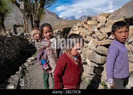 Porträt der kleinen Kinder aus Mane Village, Spiti Valley, Himachal Pradesh. Stockfoto