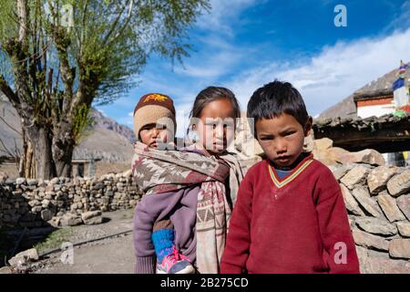 Porträt der kleinen Kinder aus Mane Village, Spiti Valley, Himachal Pradesh. Stockfoto