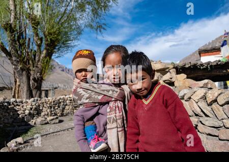 Porträt der kleinen Kinder aus Mane Village, Spiti Valley, Himachal Pradesh. Stockfoto