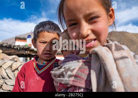 Porträt der kleinen Kinder aus Mane Village, Spiti Valley, Himachal Pradesh. Stockfoto