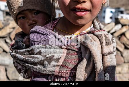 Porträt der kleinen Kinder aus Mane Village, Spiti Valley, Himachal Pradesh. Stockfoto