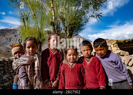 Porträt der kleinen Kinder aus Mane Village, Spiti Valley, Himachal Pradesh. Stockfoto