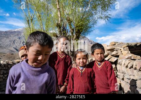 Porträt der kleinen Kinder aus Mane Village, Spiti Valley, Himachal Pradesh. Stockfoto