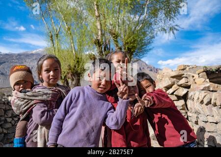 Porträt der kleinen Kinder aus Mane Village, Spiti Valley, Himachal Pradesh. Stockfoto