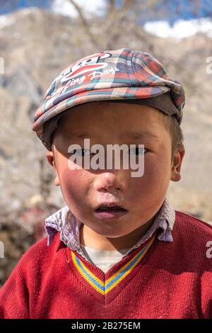 Porträt des jungen Kindes aus dem Dorf Mane, Spiti Valley, Himachal Pradesh. Stockfoto