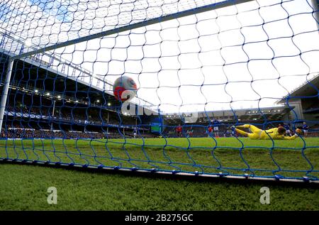 Everton-Torhüter Jordan Pickford (rechts) schafft es nicht, sich zu retten, da der Bruno Fernandes von Manchester United beim Premier League Match im Goodison Park, Liverpool, das erste Tor seiner Seite erzielt. Stockfoto