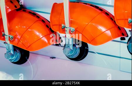 Rasentrimmer im Werkstattraum, verschwommener Hintergrund. Stockfoto