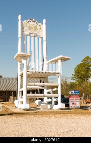 Der größte Rocking-Chair der Welt ist eine lustige Attraktion am Straßenrand in Gulfport, Mississippi. Stockfoto